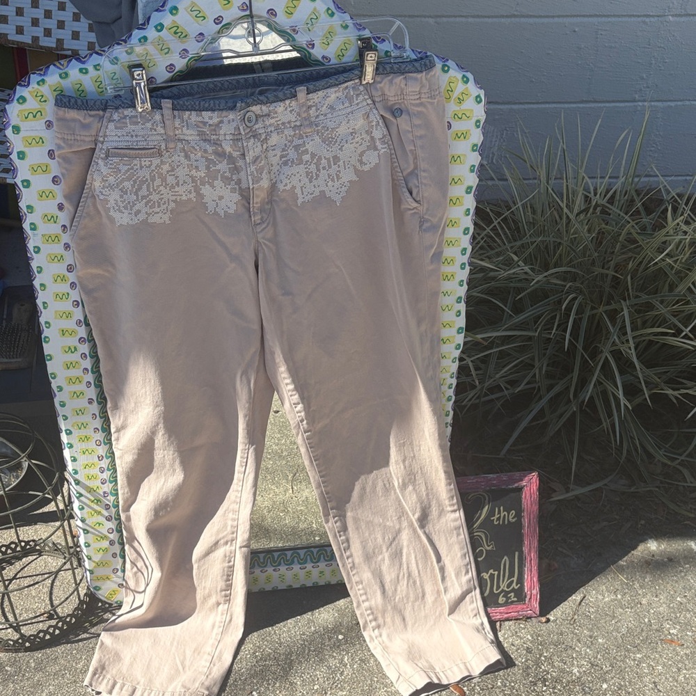 Pilcro  GUC Lt tan chino Pants with cream embroidered accents